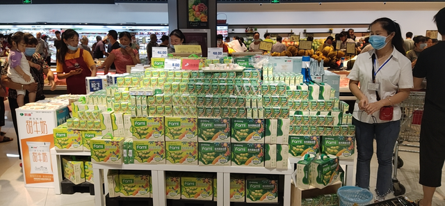 Sản phẩm Fami ở siêu thị Thái Châu Liên Thương thuộc tỉnh Triết Giang, Trung Quốc