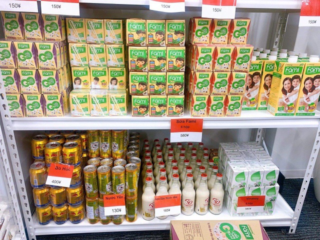 Sản phẩm của Vinasoy trên kệ siêu thị Việt tại Nhật Bản